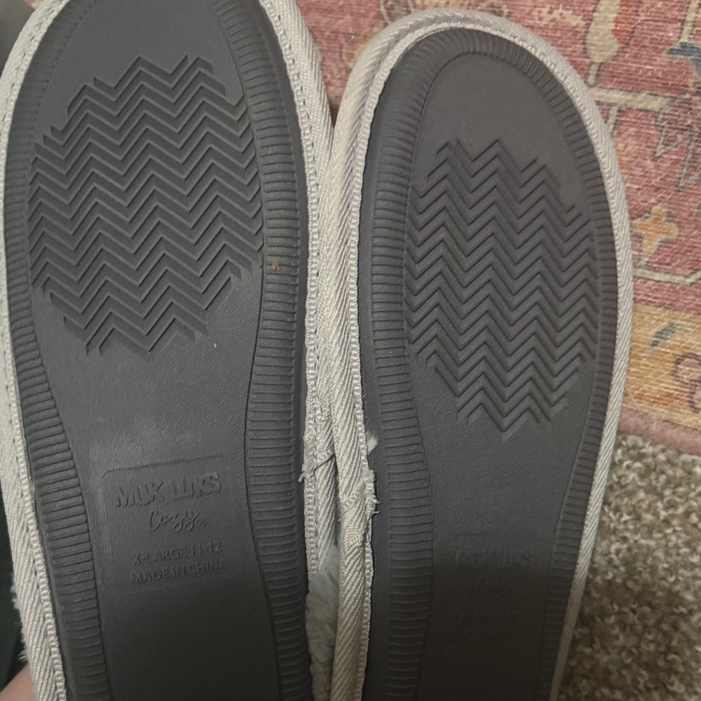 Women's Gray Sparkle Fuzzy Slip-On Slippers - Picture 4 of 4